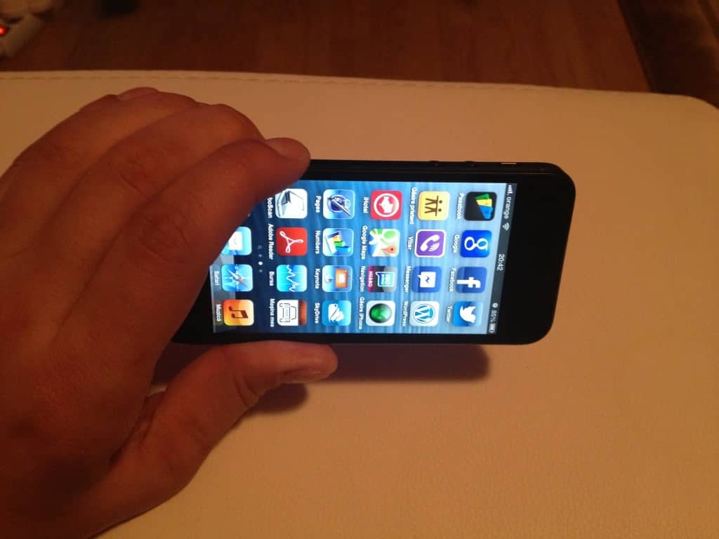 iPhone 5 tinut in mana landscape