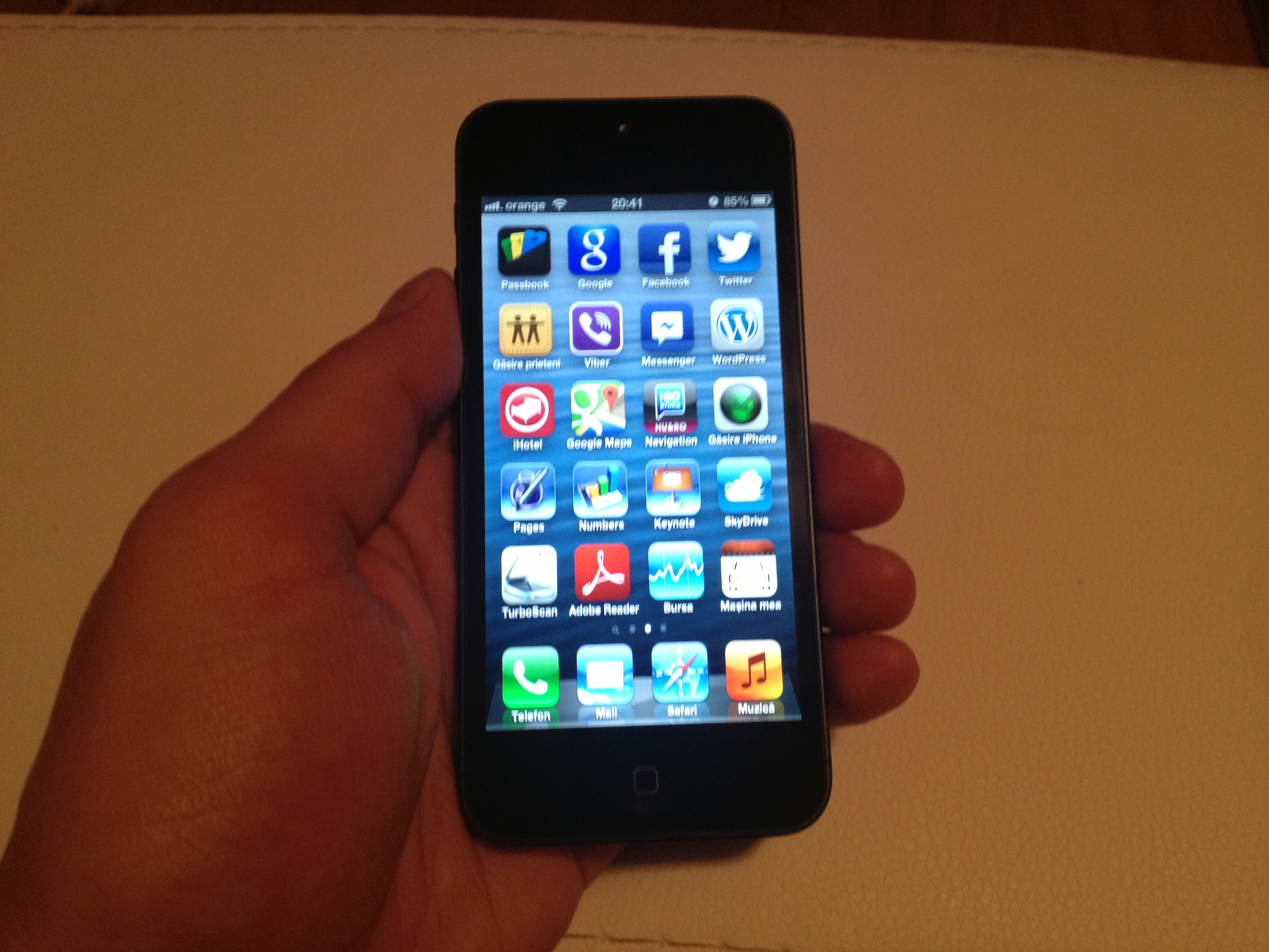 iPhone 5 tinut in mana