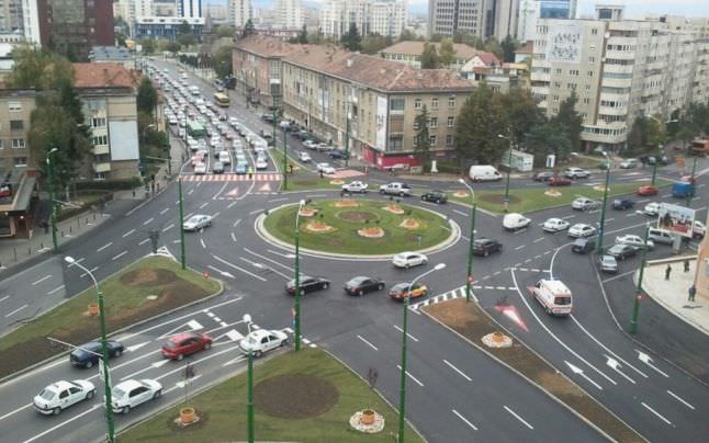 Cum se semnalizeaza in sensul giratoriu
