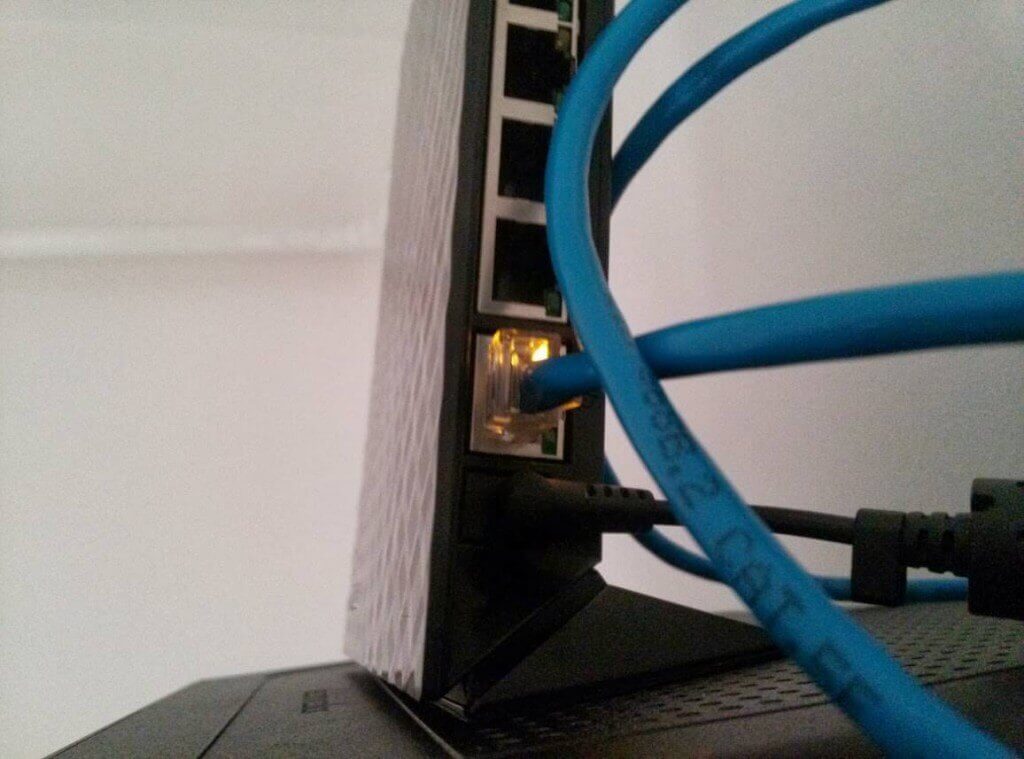 Bec galben la router
