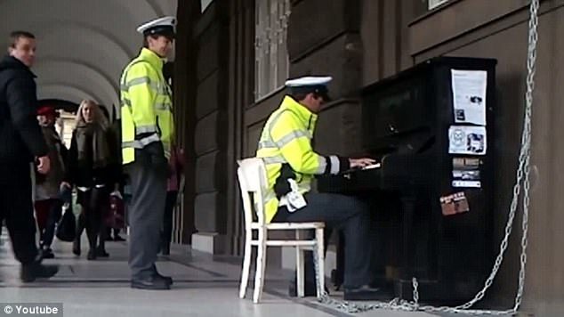 Politist canta la pian