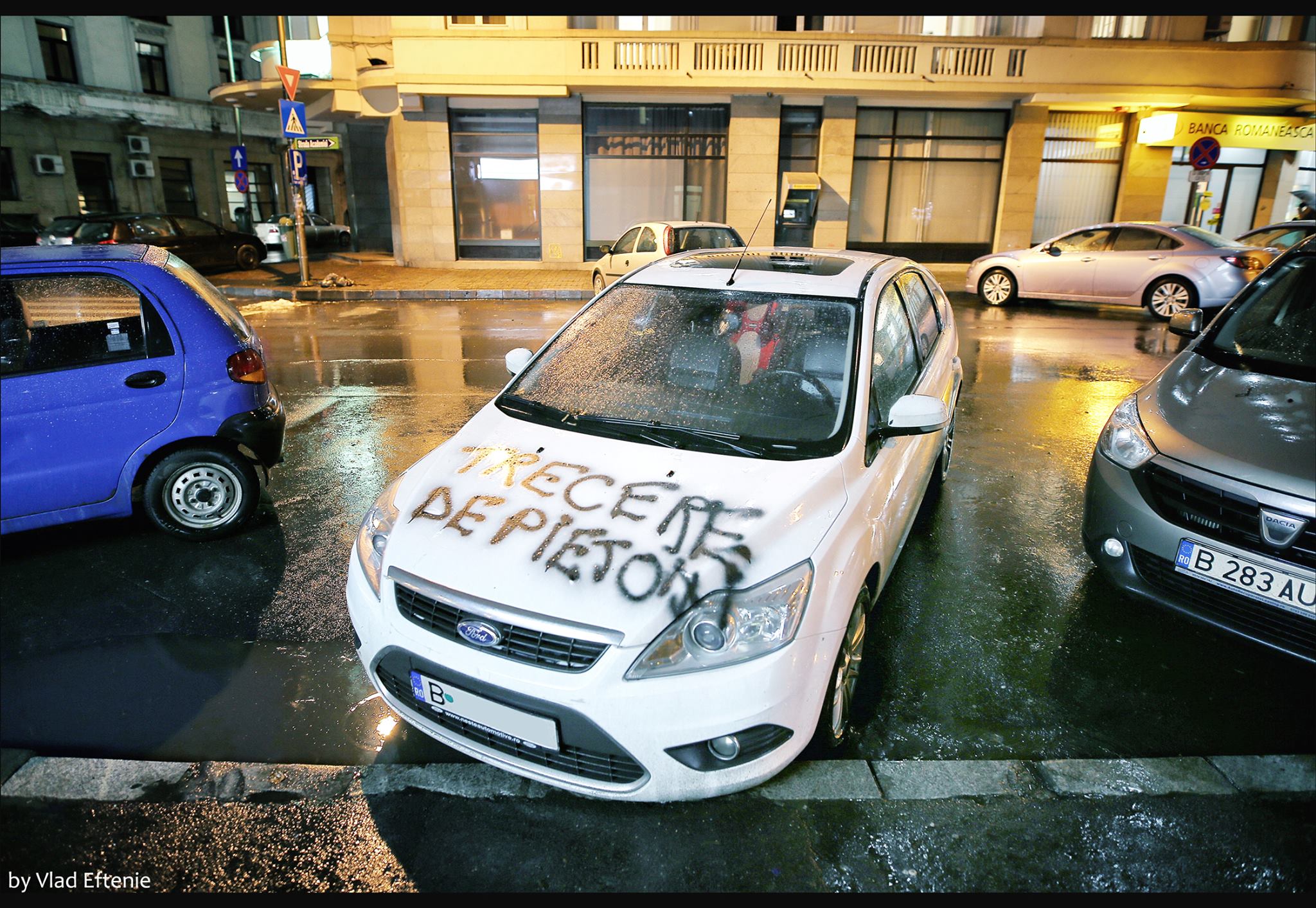 Poza masina Ford parcata pe trecere de pietoni