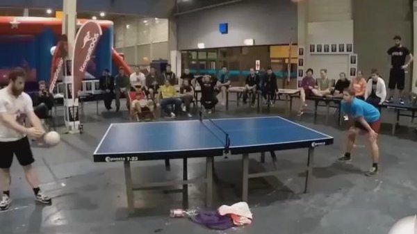 Tenis de masa jucat cu capul